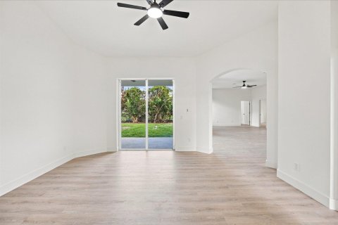House in Port St. Lucie, Florida 5 bedrooms, 235.51 sq.m. № 2352727 - photo 10