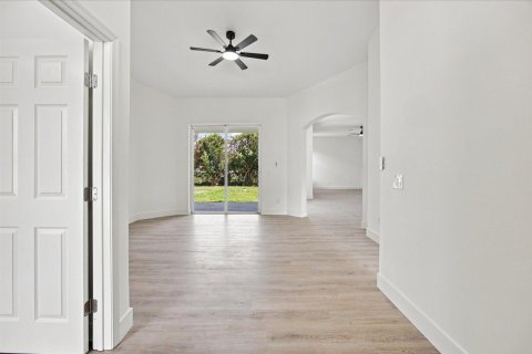 House in Port St. Lucie, Florida 5 bedrooms, 235.51 sq.m. № 2352727 - photo 8