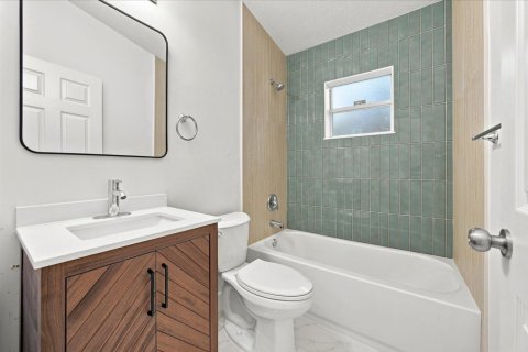 House in Port St. Lucie, Florida 5 bedrooms, 235.51 sq.m. № 2352727 - photo 4