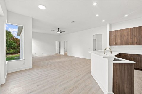 House in Port St. Lucie, Florida 5 bedrooms, 235.51 sq.m. № 2352727 - photo 13