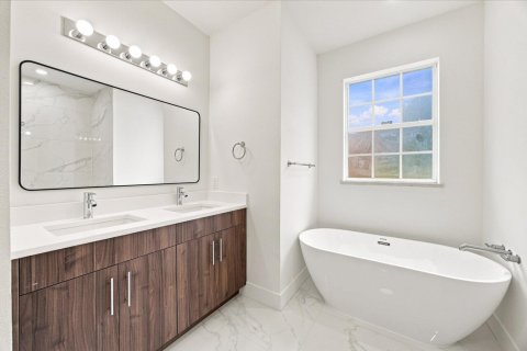 House in Port St. Lucie, Florida 5 bedrooms, 235.51 sq.m. № 2352727 - photo 2