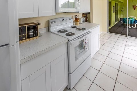 Condominio en venta en Weeki Wachee, Florida, 2 dormitorios, 99.41 m2 № 2151892 - foto 16