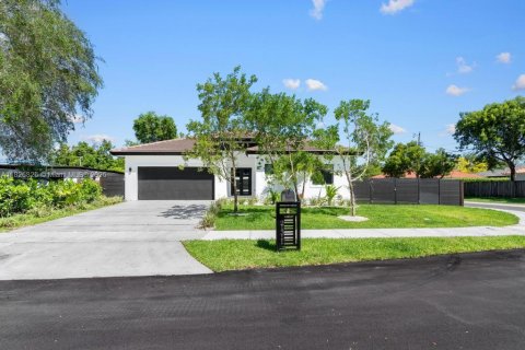 Casa en venta en Cutler Bay, Florida, 4 dormitorios, 194.63 m2 № 1936539 - foto 1