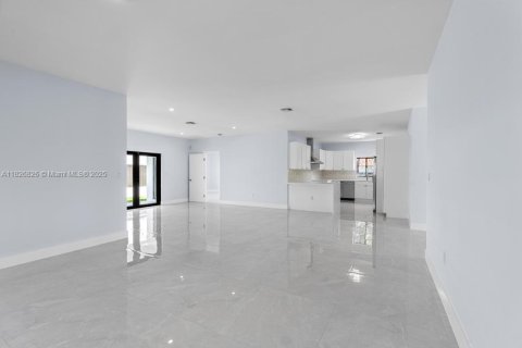 Casa en venta en Cutler Bay, Florida, 4 dormitorios, 194.63 m2 № 1936539 - foto 12