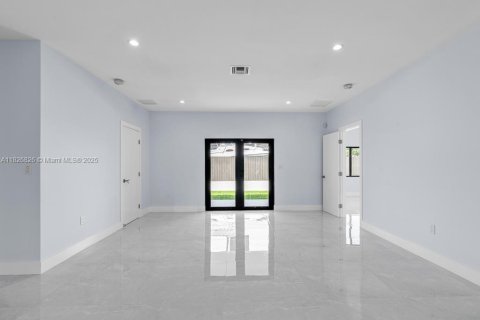 Casa en venta en Cutler Bay, Florida, 4 dormitorios, 194.63 m2 № 1936539 - foto 14