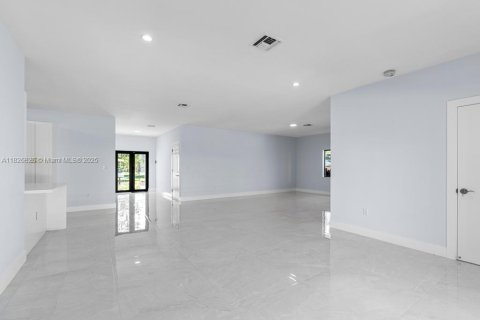 Casa en venta en Cutler Bay, Florida, 4 dormitorios, 194.63 m2 № 1936539 - foto 9