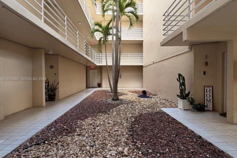 Condominio en venta en Miami, Florida, 1 dormitorio, 66.89 m2 № 2031157 - foto 18