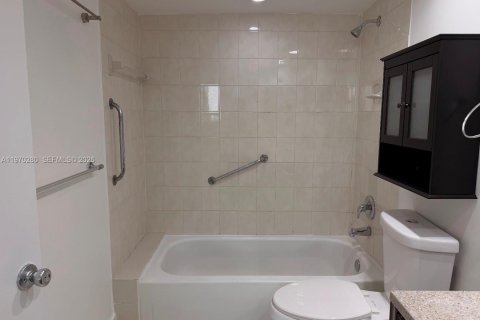 Condominio en venta en Miami, Florida, 1 dormitorio, 66.89 m2 № 2031157 - foto 9