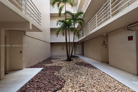 Condominio en venta en Miami, Florida, 1 dormitorio, 66.89 m2 № 2031157 - foto 17