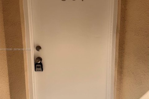 Condominio en venta en Miami, Florida, 1 dormitorio, 66.89 m2 № 2031157 - foto 2