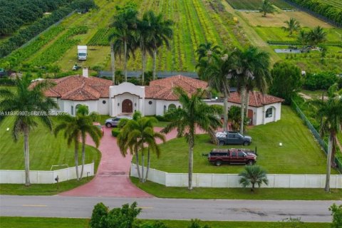 Снять в аренду виллу или дом в Хомстед, Флорида 4 спальни, 331.38м2, № 1989328 - фото 2