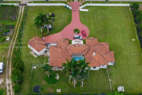 Снять в аренду виллу или дом в Хомстед, Флорида 4 спальни, 331.38м2, № 1989328 - фото 1