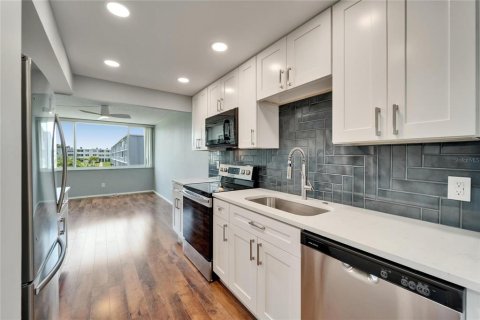 Condominio en venta en Saint Petersburg, Florida, 1 dormitorio, 86.4 m2 № 1796169 - foto 21