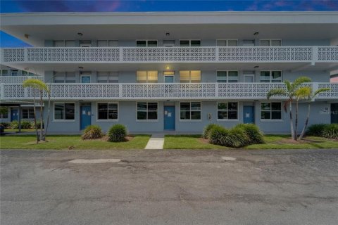 Condominio en venta en Saint Petersburg, Florida, 1 dormitorio, 86.4 m2 № 1796169 - foto 2