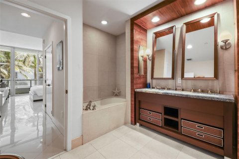 Condo in Miami Beach, Florida, 1 bedroom  № 1741578 - photo 17