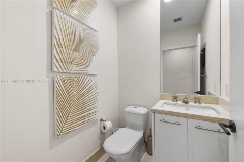 Condo in Miami Beach, Florida, 1 bedroom  № 1741578 - photo 24