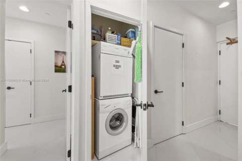 Condo in Miami Beach, Florida, 1 bedroom  № 1741578 - photo 23