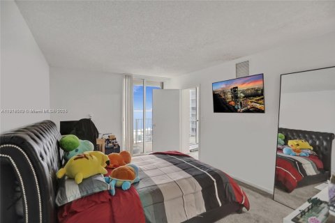 Condo in North Bay Village, Florida, 2 bedrooms  № 2015858 - photo 22