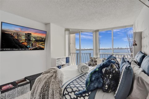 Condo in North Bay Village, Florida, 2 bedrooms  № 2015858 - photo 15