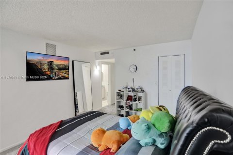 Condo in North Bay Village, Florida, 2 bedrooms  № 2015858 - photo 27