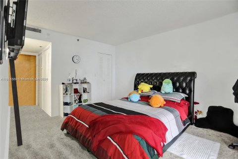 Condo in North Bay Village, Florida, 2 bedrooms  № 2015858 - photo 23