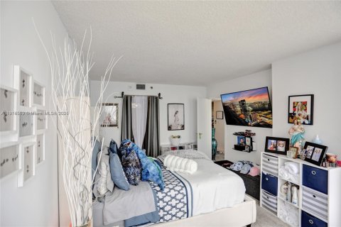 Condo in North Bay Village, Florida, 2 bedrooms  № 2015858 - photo 19