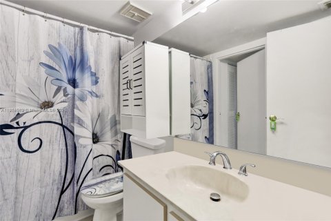 Condo in North Bay Village, Florida, 2 bedrooms  № 2015858 - photo 30