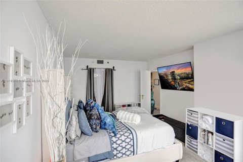 Condo in North Bay Village, Florida, 2 bedrooms  № 2015858 - photo 14