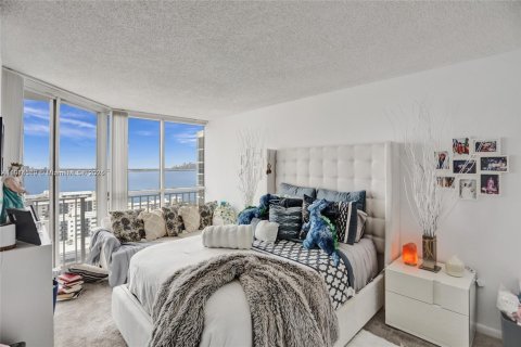 Condo in North Bay Village, Florida, 2 bedrooms  № 2015858 - photo 20