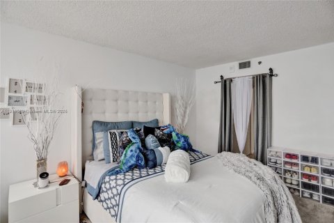 Condo in North Bay Village, Florida, 2 bedrooms  № 2015858 - photo 18