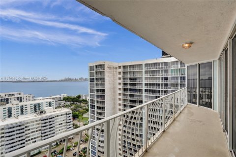 Condo in North Bay Village, Florida, 2 bedrooms  № 2015858 - photo 2
