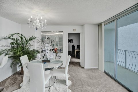 Condo in North Bay Village, Florida, 2 bedrooms  № 2015858 - photo 10