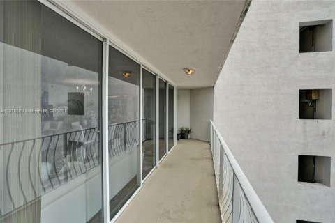 Condo in North Bay Village, Florida, 2 bedrooms  № 2015858 - photo 13