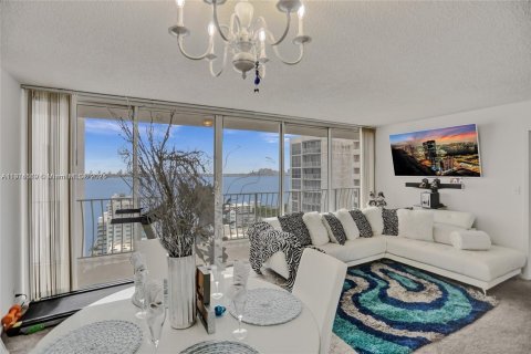 Condo in North Bay Village, Florida, 2 bedrooms  № 2015858 - photo 11