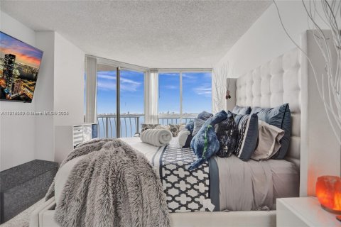 Condo in North Bay Village, Florida, 2 bedrooms  № 2015858 - photo 16