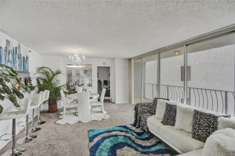 Condo in North Bay Village, Florida, 2 bedrooms  № 2015858 - photo 7