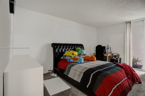 Condo in North Bay Village, Florida, 2 bedrooms  № 2015858 - photo 26
