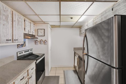 Condo in North Bay Village, Florida, 2 bedrooms  № 2015858 - photo 29