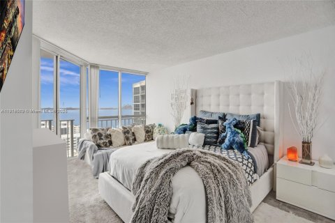 Condo in North Bay Village, Florida, 2 bedrooms  № 2015858 - photo 21