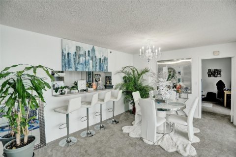 Condo in North Bay Village, Florida, 2 bedrooms  № 2015858 - photo 9