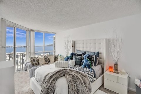 Condo in North Bay Village, Florida, 2 bedrooms  № 2015858 - photo 17