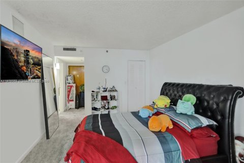 Condo in North Bay Village, Florida, 2 bedrooms  № 2015858 - photo 25