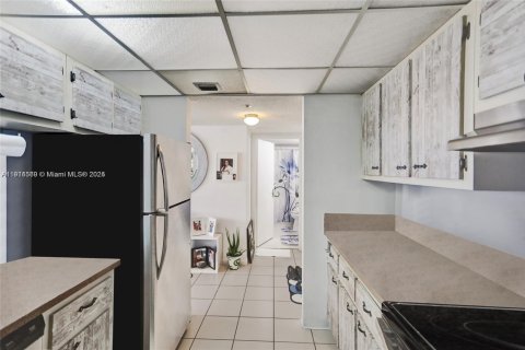 Condo in North Bay Village, Florida, 2 bedrooms  № 2015858 - photo 28