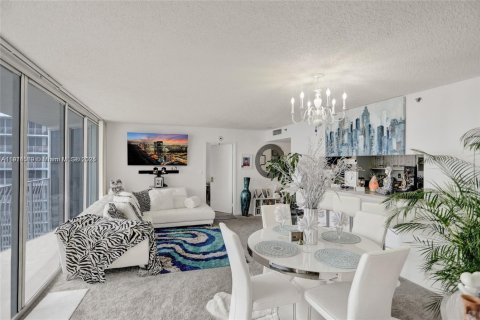 Condo in North Bay Village, Florida, 2 bedrooms  № 2015858 - photo 8