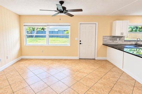 House in Sarasota, Florida 3 bedrooms, 153.38 sq.m. № 2403721 - photo 9
