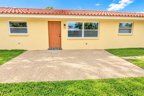 House in Sarasota, Florida 3 bedrooms, 153.38 sq.m. № 2403721 - photo 29