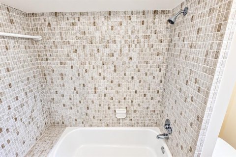 House in Sarasota, Florida 3 bedrooms, 153.38 sq.m. № 2403721 - photo 25