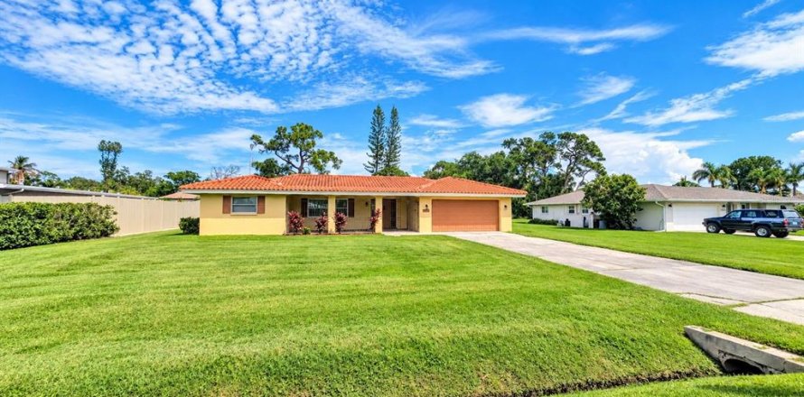 House in Sarasota, Florida 3 bedrooms, 153.38 sq.m. № 2403721