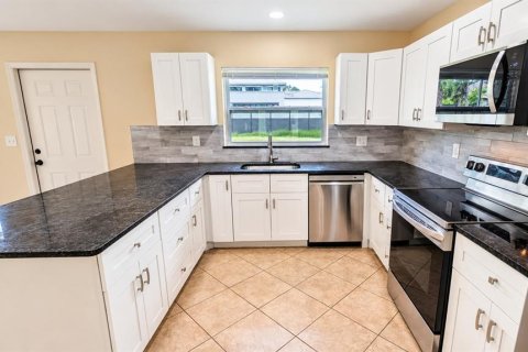 House in Sarasota, Florida 3 bedrooms, 153.38 sq.m. № 2403721 - photo 5