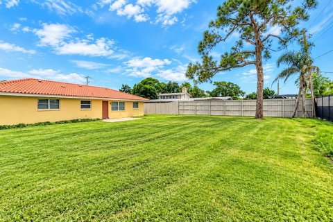 House in Sarasota, Florida 3 bedrooms, 153.38 sq.m. № 2403721 - photo 28